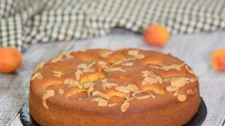 Σιροπιαστό κέικ πορτοκάλι με αμύγδαλα