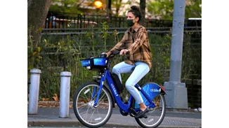 Η Katie Holmes συνεχίζει τις stylish εμφανίσεις στη Νέα Υόρκη