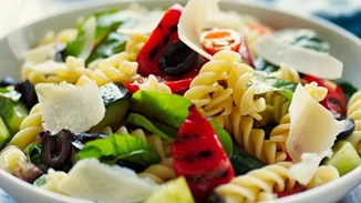 Σαλάτα ζυμαρικών με ελιές και λιαστές ντομάτες