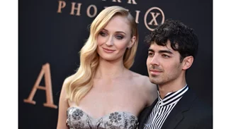 Η Sophie Turner μοιράστηκε πρώτη φορά φωτογραφίες από την εγκυμοσύνη της