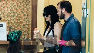 Ζενεβιέβ Μαζαρί-Bασίλης Καρύδης | Η σπάνια δημόσια εμφάνιση με την κόρη τους