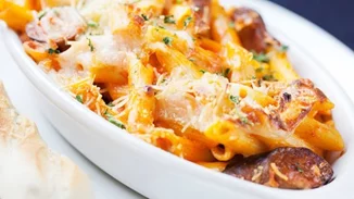 Ζυμαρικά με λουκάνικα και μυζήθρα στο φούρνο