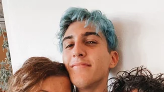 Νικόλας Βαρθακούρης | Ο γιος του Γιάννη Πάριου και της Σοφίας Αλιμπέρτη έβγαλε το πρώτο του τραγούδι