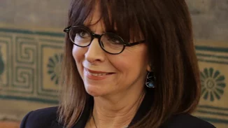 Όταν η Πρόεδρος έβγαλε τις γόβες της | Τα casual παπούτσια της Σακελλαροπούλου και τα σχόλια