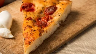 Φοκάτσια με ντομάτα και μυρωδικά