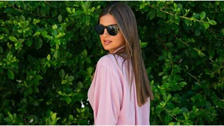 Kρύβει πόντους από την κοιλιά και είναι οικονομικό | Το ροζ πουκάμισο της Σταματίνας Τσιμτσιλή είναι ό,τι χρειάζεσαι