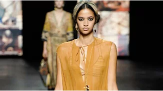 Celebrity News | Η αγνώριστη Μενεγάκη, η Βανδή για την ηλικία της και η Δήμητρα Λιάνη με το νέο της hair look