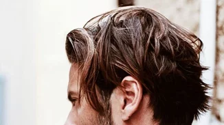 Ο Γιώργος Καράβας εξηγεί πώς βρήκε το προσωπικό του στυλ στο hairlook του