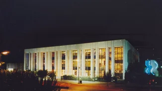 To Μέγαρο Μουσικής Αθηνών φωταγωγείται ροζ: Είναι κάτι περισσότερο από μία κορδέλα. Είναι αυτό που μας ενώνει!