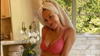 Η Melanie Griffith εντυπωσιάζει | Ποζάρει με ροζ εσώρουχα για αφύπνιση και καλό σκοπό στα 63 της
