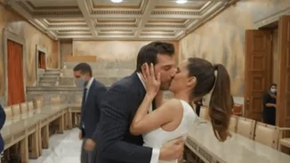 Παναγιώτης Χατζηδάκης - Χαρά Σαράντη | Νέα πλάνα από τον γάμο του ζευγαριού - Ποια γνωστή Ελληνίδα τους πάντρεψε