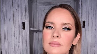 Η Anita Brand κάνει το μακιγιάζ της μητέρας της (vid)