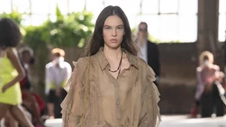 Ο Valentino επαναφέρει ένα κλασικό μοντέλο της Levi's