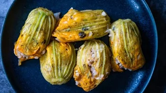 Κολοκυθοανθοί γεμιστοί με ρύζι και μανιτάρια