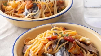 Μακαρονάδα με γαύρο και τραγανή ψίχα ψωμιού