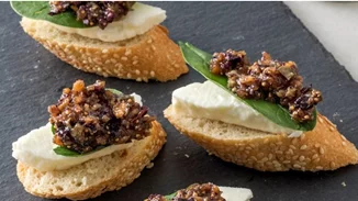 Μπρουσκέτες με ψητό χαλούμι και ταπενάντ σύκου