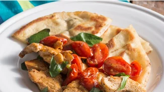 Κοτόπουλο με ντοματίνια, μπαλσάμικο και βασιλικό