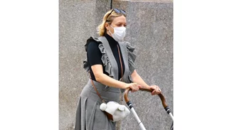 Η Chloë​​​​​​​ Sevigny φόρεσε ένα stylish pinafore dress