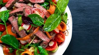 Μπριζολοσαλάτα | Η συνταγή για μία πλούσια σαλάτα με μοσχαρίσια μπριζόλα