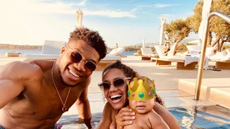 Γιάννης Αντετοκούνμπο | Φωτογραφίζει το γιο του με θέα τον ισθμό της Κορίνθου