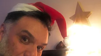 Γρηγόρης Αρναούτογλου | Στόλισε το πρώτο χριστουγεννιάτικο δέντρο της ελληνικής showbiz