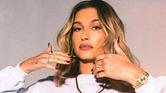 Είδαμε την Hailey Bieber με ξανθά -σχεδόν ανύπαρκτα φρύδια- και τρομάξαμε να τη γνωρίσουμε