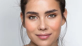 Κάνε φυσικό μακιγιάζ βήμα βήμα ακολουθώντας τις συμβουλές της beauty editor