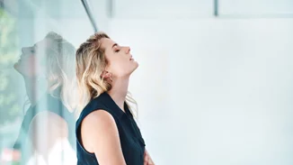 Burnout της επιδερμίδας | Τι της συμβαίνει όταν εσύ είσαι εξαντλητικά κουρασμένη και πώς πλέον αντιμετωπίζεις τέτοιες καταστάσεις;