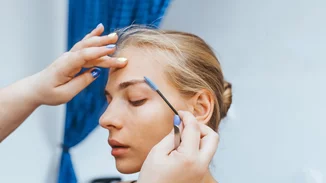 4 πράγματα που κάνουν τα κορίτσια με τέλεια φρύδια!