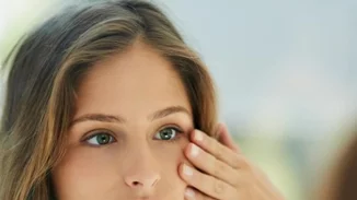 Κατακράτηση υγρών στο πρόσωπο: Γιατί συμβαίνει και πώς θα την αντιμετωπίσεις