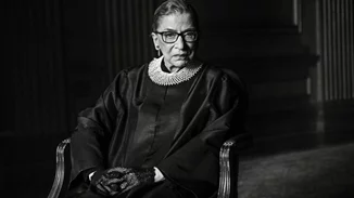 RBG | Επανακυκλοφορεί το "notorious necklace" της θρυλικής δικαστικού από το Banana Republic