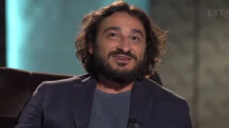 Βασίλης Χαραλαμπόπουλος | «Σε αυτή την παρεΐστικη παράσταση με είδαν από τα “Εγκλήματα” και με πήραν να παίξω ένα γκεστ»