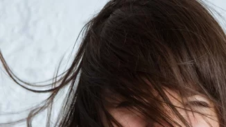 Τι να κάνω για τα λιπαρά μαλλιά; Αντίο στα λαδωμένα μαλλιά με αυτά τα μυστικά!