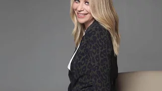 Έλλη Στάη | Σχεδόν άβαφη, με απλό casual look και puffer τζάκετ για χριστουγεννιάτικες αγορές