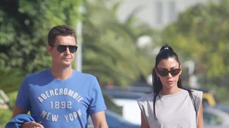 Ιωάννα Μπούκη | Με casual look στη Γλυφάδα με τον Αντώνη Σρόιτερ και τις κόρες τους