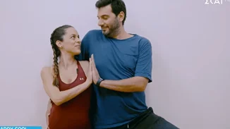 Παναγιώτης Χατζηδάκης | Κάνει ασκήσεις yoga για εγκύους, μαζί με την εγκυμονούσα σύζυγό του, Χαρά Σαράντη