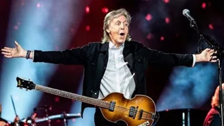 Στον  Paul McCartney αρέσει να φοράει μάσκα