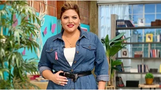 Η Δανάη Μπάρκα με φόρεμα-πουκάμισο από τα Marks & Spencer που μπορούμε να φορέσουμε όλες