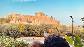 Γιάννης Αντετοκούνμπο | Οι τρυφερές αγκαλιές με τη σύζυγο και τον γιο του