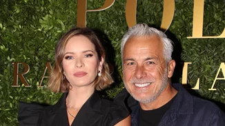 Anita Brand | Βόλτα με τον τριών μηνών γιο της με casual look