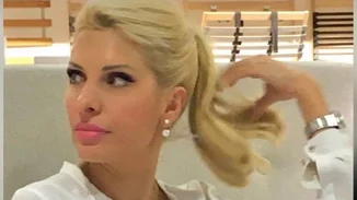 Ελένη Μενεγάκη | Καλημερίζει τους θαυμαστές της από το σαλόνι του σπιτιού της με κομψό office look