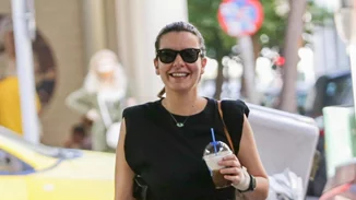 Νικολέττα Ράλλη | Βόλτα στο κέντρο της πόλης χωρίς μακιγιάζ και με casual look