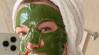 Τατιάνα Στεφανίδου | Κάνει beauté και φωτογραφίζεται με τη μάσκα ομορφιάς της