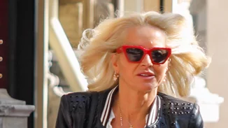 Μαρία Μπεκατώρου | Η εμφάνισή της με maxi φούστα και μαύρα sneakers