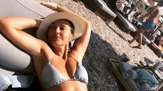 Αλεξάνδρα Παλαιολόγου | Η φωτογραφία από την παραλία με ασημί μπικίνι