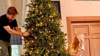 Update | Ελένη Μενεγάκη & Ματέο Παντζόπουλος μας δείχνουν πώς στόλισαν το πανύψηλο δέντρο τους (vid)