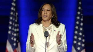 Kamala Harris | Ο συμβολισμός πίσω από το λευκό κοστούμι της