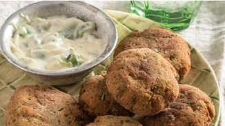 Κεφτεδάκια σολομού με σάλτσα κάππαρης