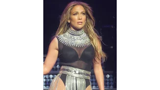 H εμφάνιση της JLo στα People’s Choice Awards είναι η ιδανική πρόταση για τις γιορτές