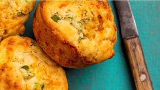 Μικρά κέικ καλαμποκιού με τυρί φέτα